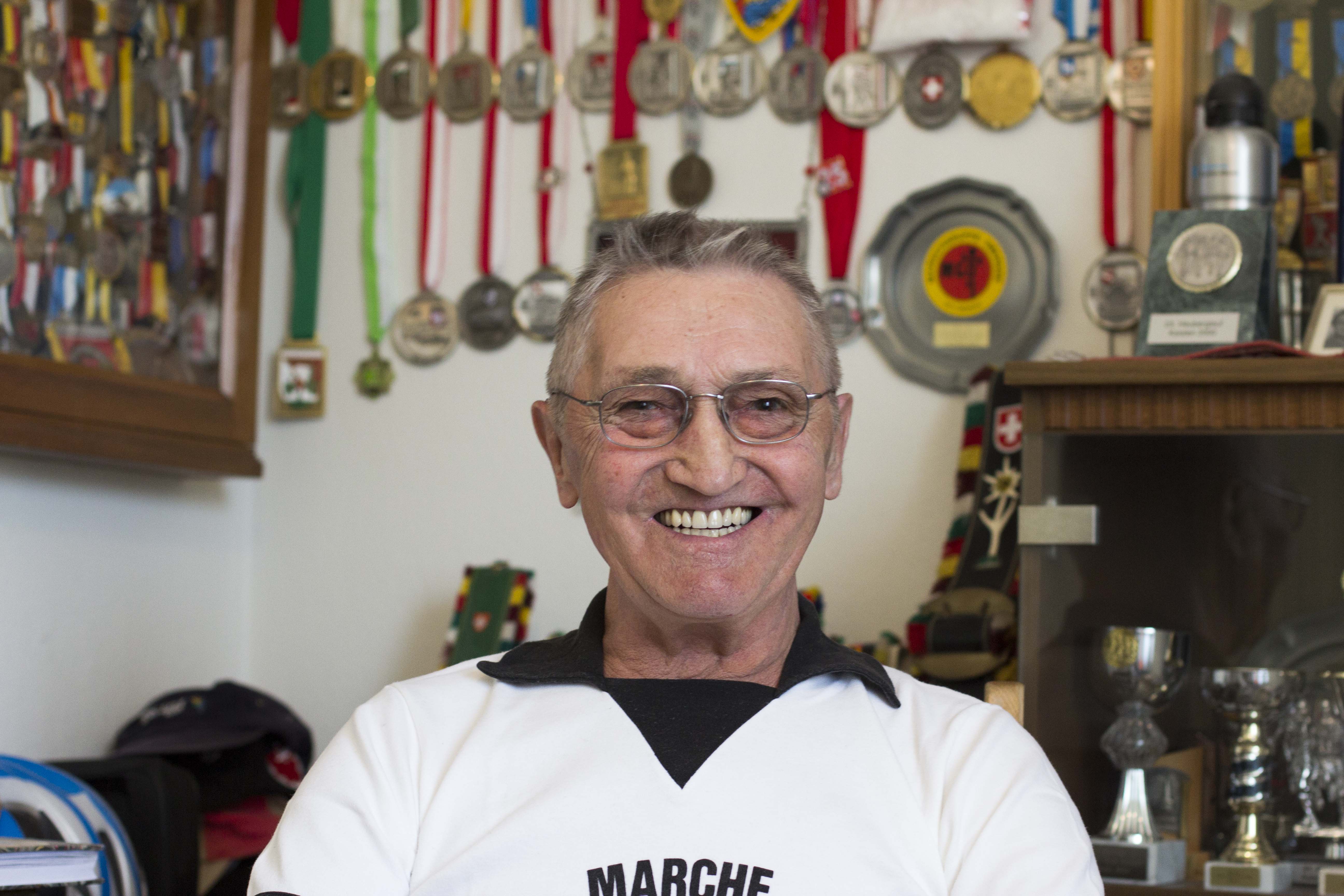 Meinrad Schuler im Zimmer mit seinen Trophäen und Plaketten. Bilder: Elias Rüegsegger