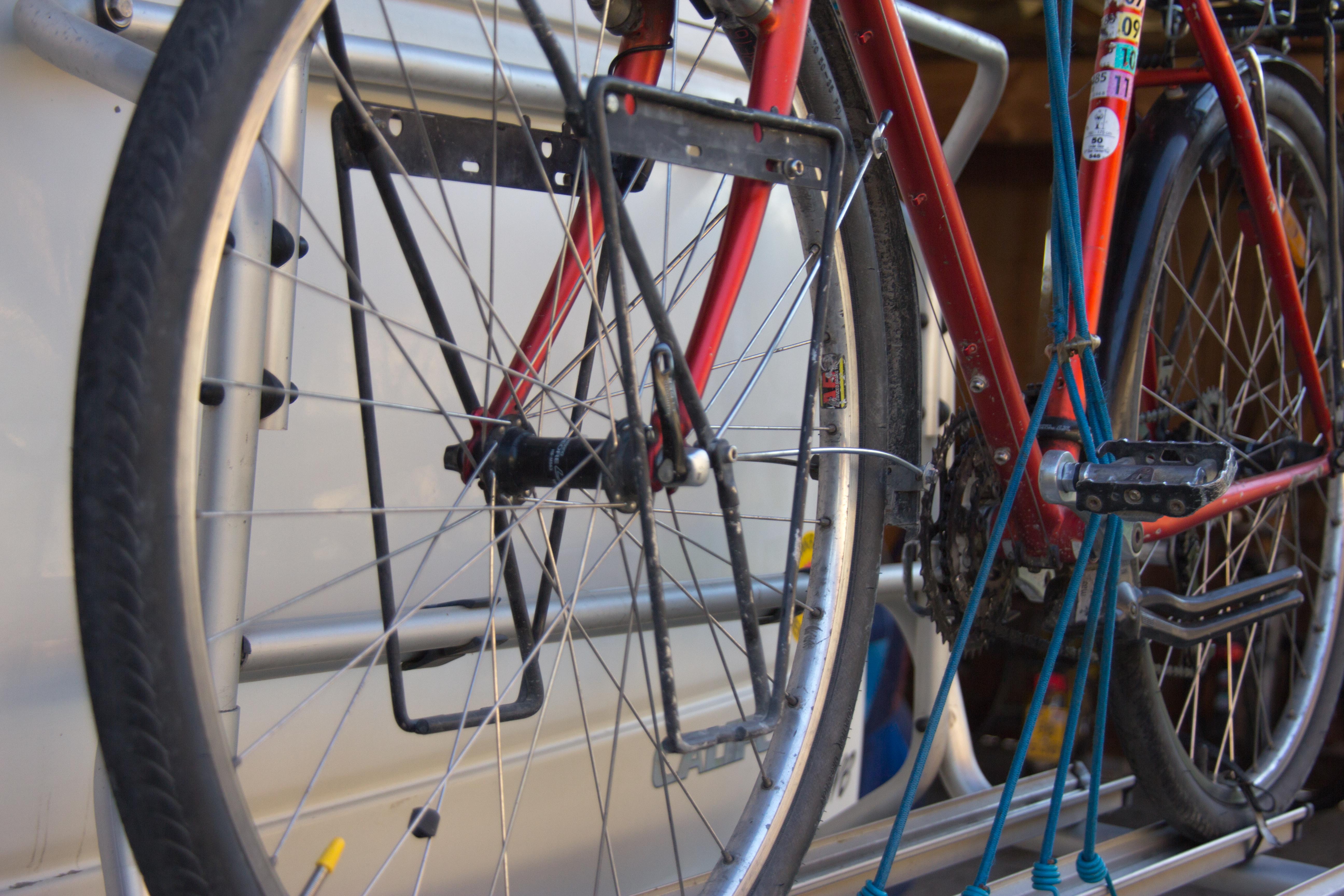 Hinten am Begleitfahrzeug können zwei Fahrräder mitgenommen werden. Bild: Elias Rüegsegger