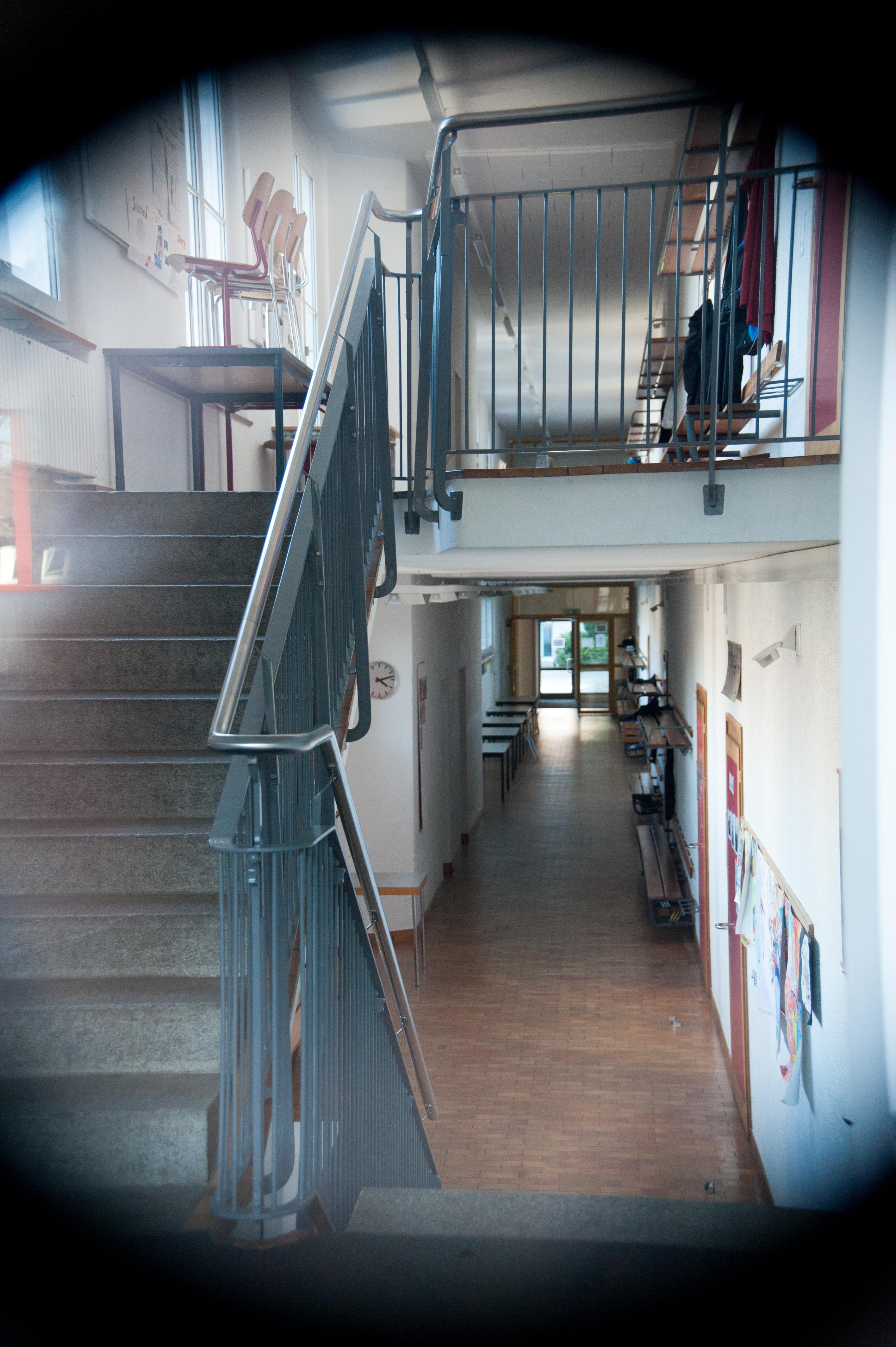Verschiedene Generationen in einem Klassenzimmer – ein wunderbares Experiment. – Symbolbild: Jana Daepp