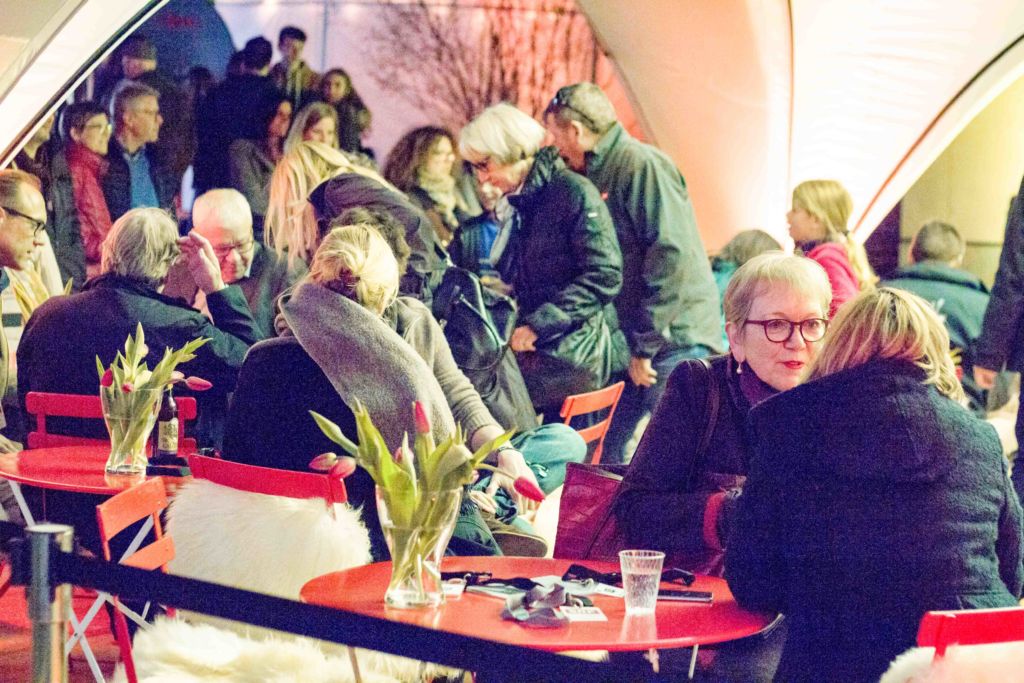 Das gute Wetter zieht die NachtschwärmerInnen an. – Bild: Jana Sofie Liebe