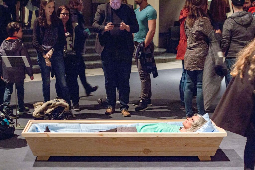 large-image In den Sarg einsteigen: Erika Kestenholz versuchts. – Bild: Jana Sofie Liebe