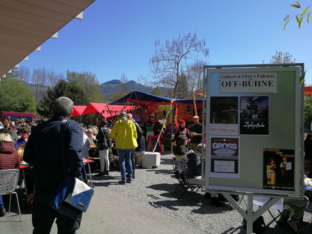 Blick auf die Piazza an der Künstlerbörse in Thun. – Bild: Annemarie Voss