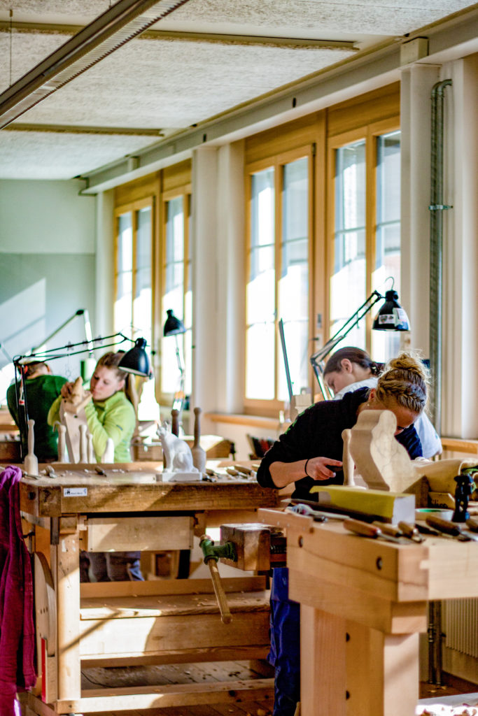 large-image Eintauchen in die Holzbildhauerschule in Brienz. – Bild: Jana Sofie Liebe