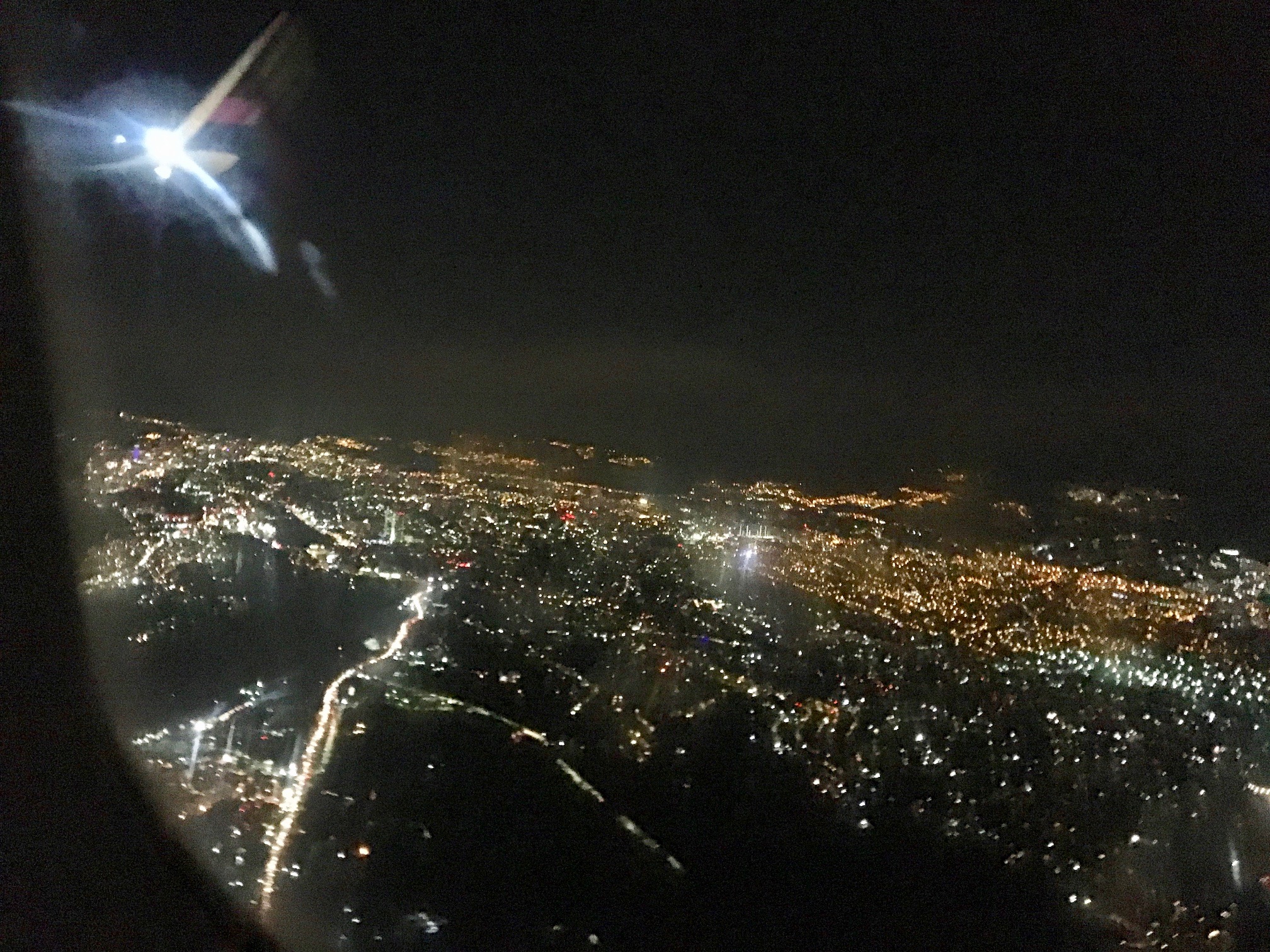 La Ciudad México bei Nacht, ein Lichtermeer. – Bild: Ella Lory