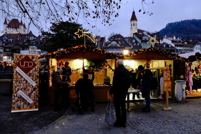 bild mitglieder bei einer abstimmung an der hauptversammlung