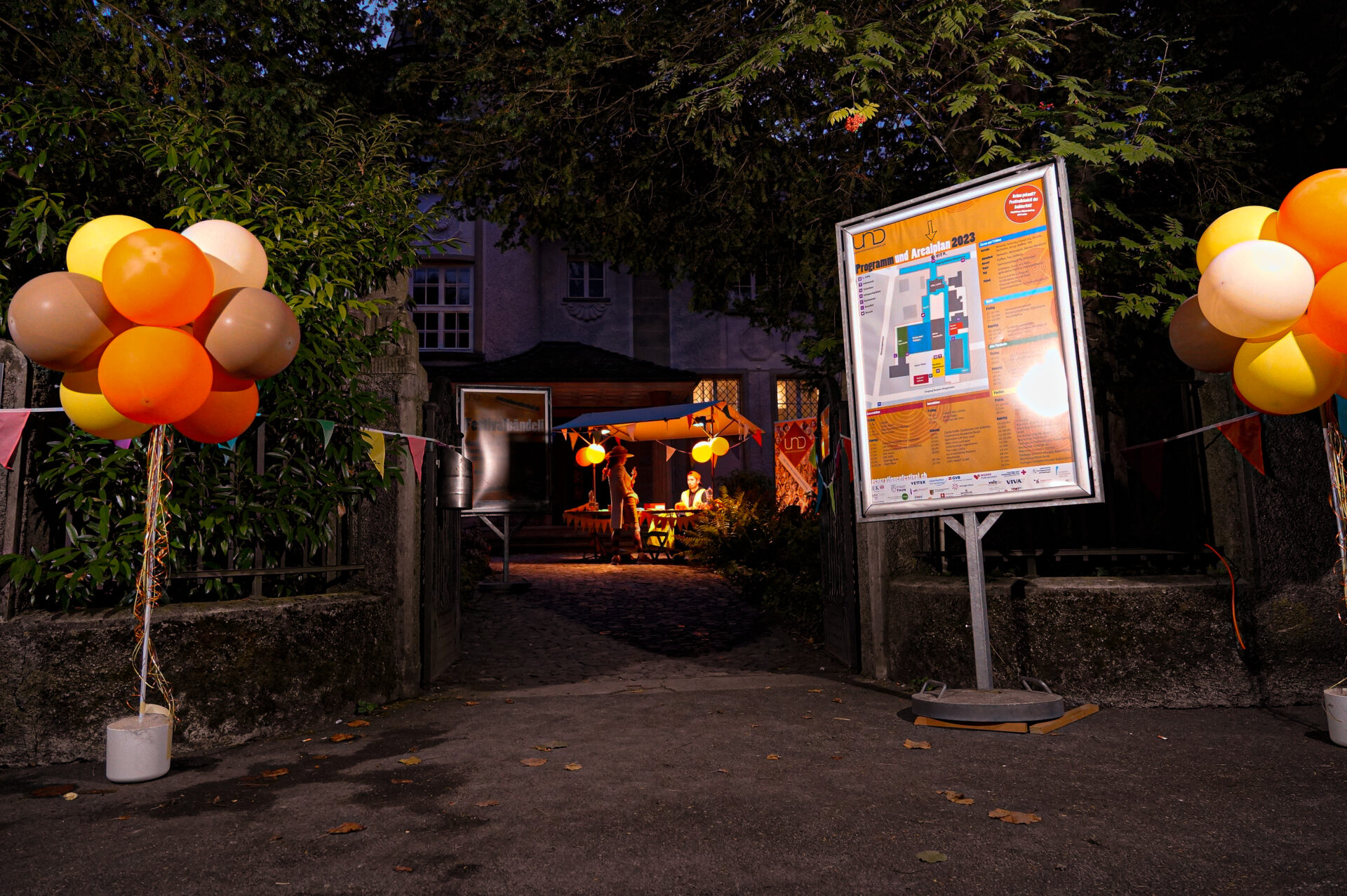 bild mitglieder bei einer abstimmung an der hauptversammlung