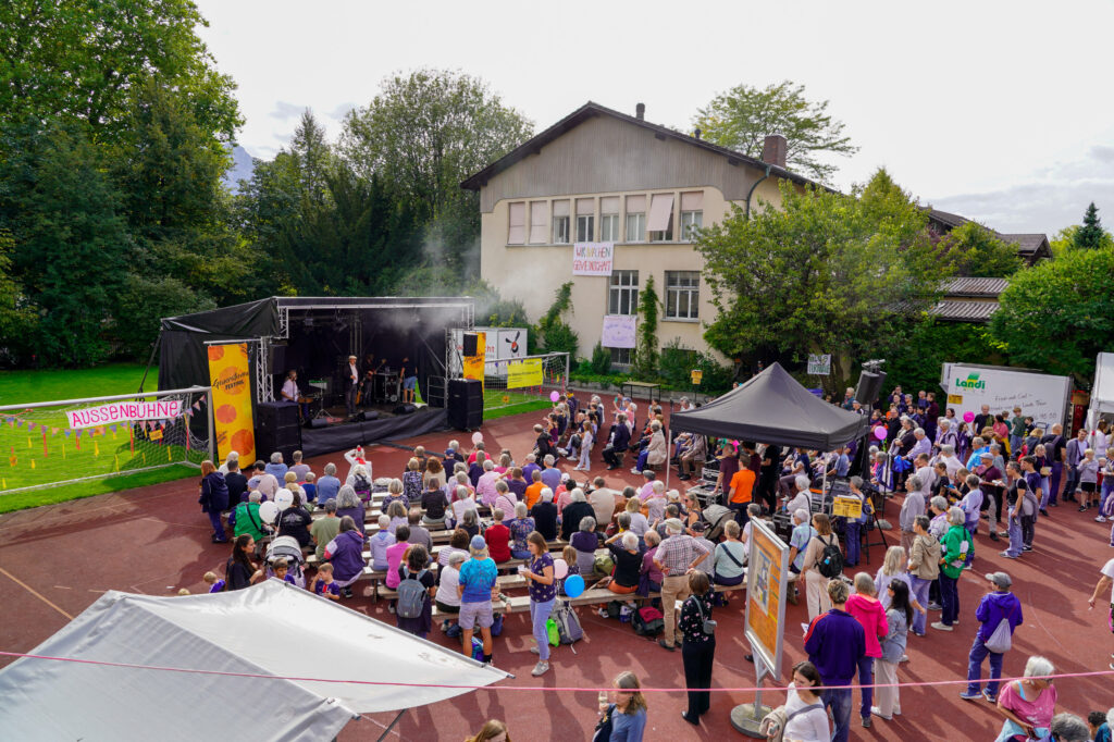 1000 Menschen auf dem Gelände!