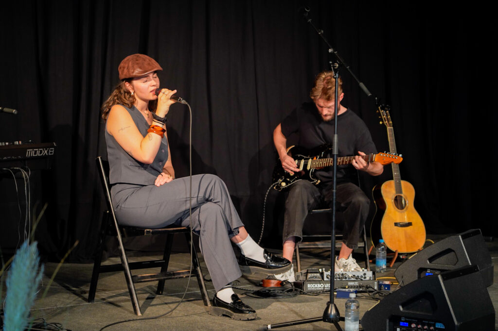 Stimme, Klavier und Gitarre