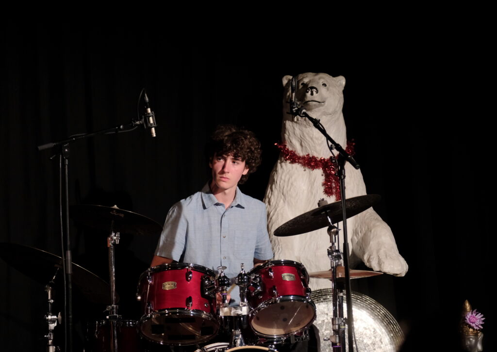 Der Eisbar, immer dabei