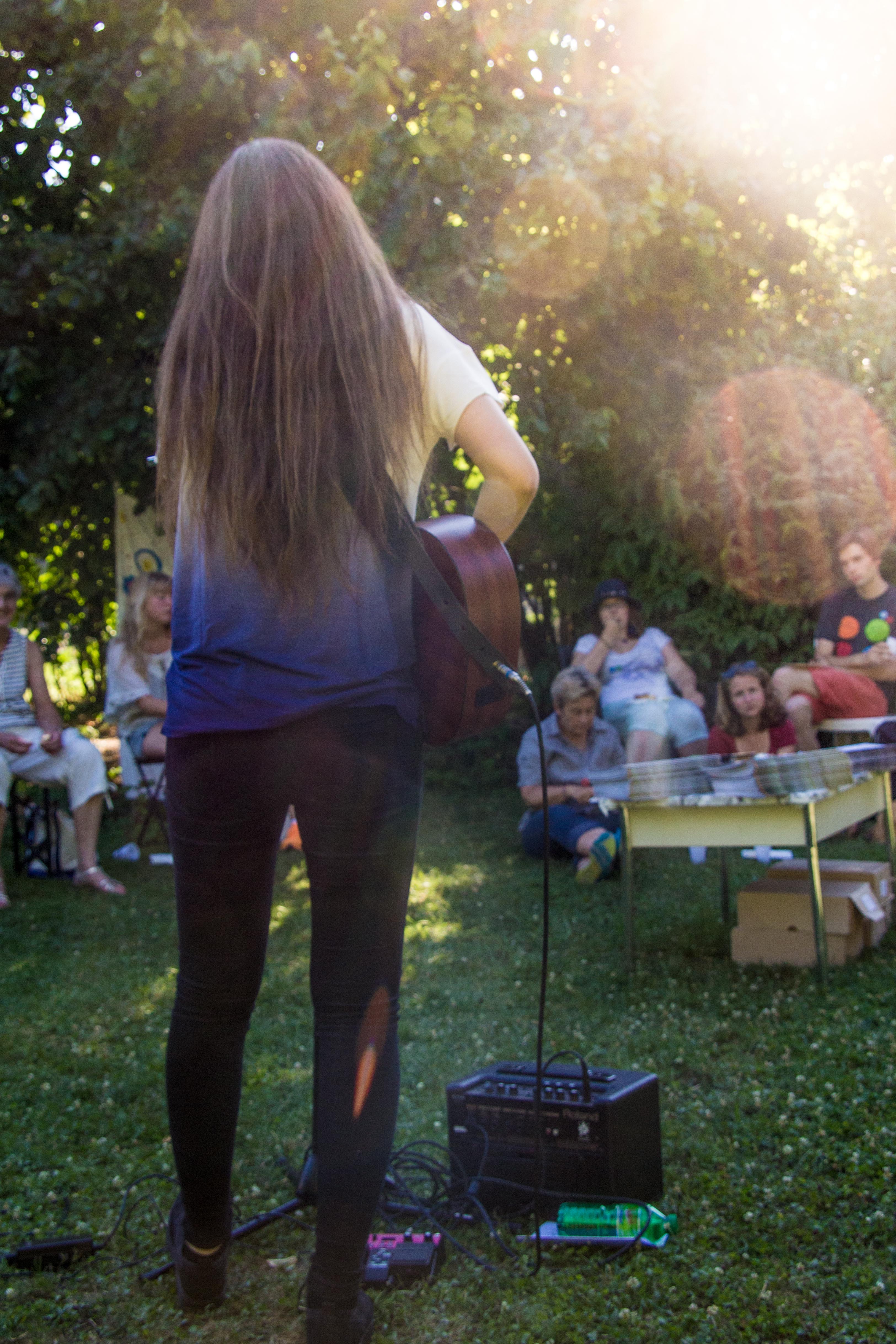 Die junge Frau und das Lied