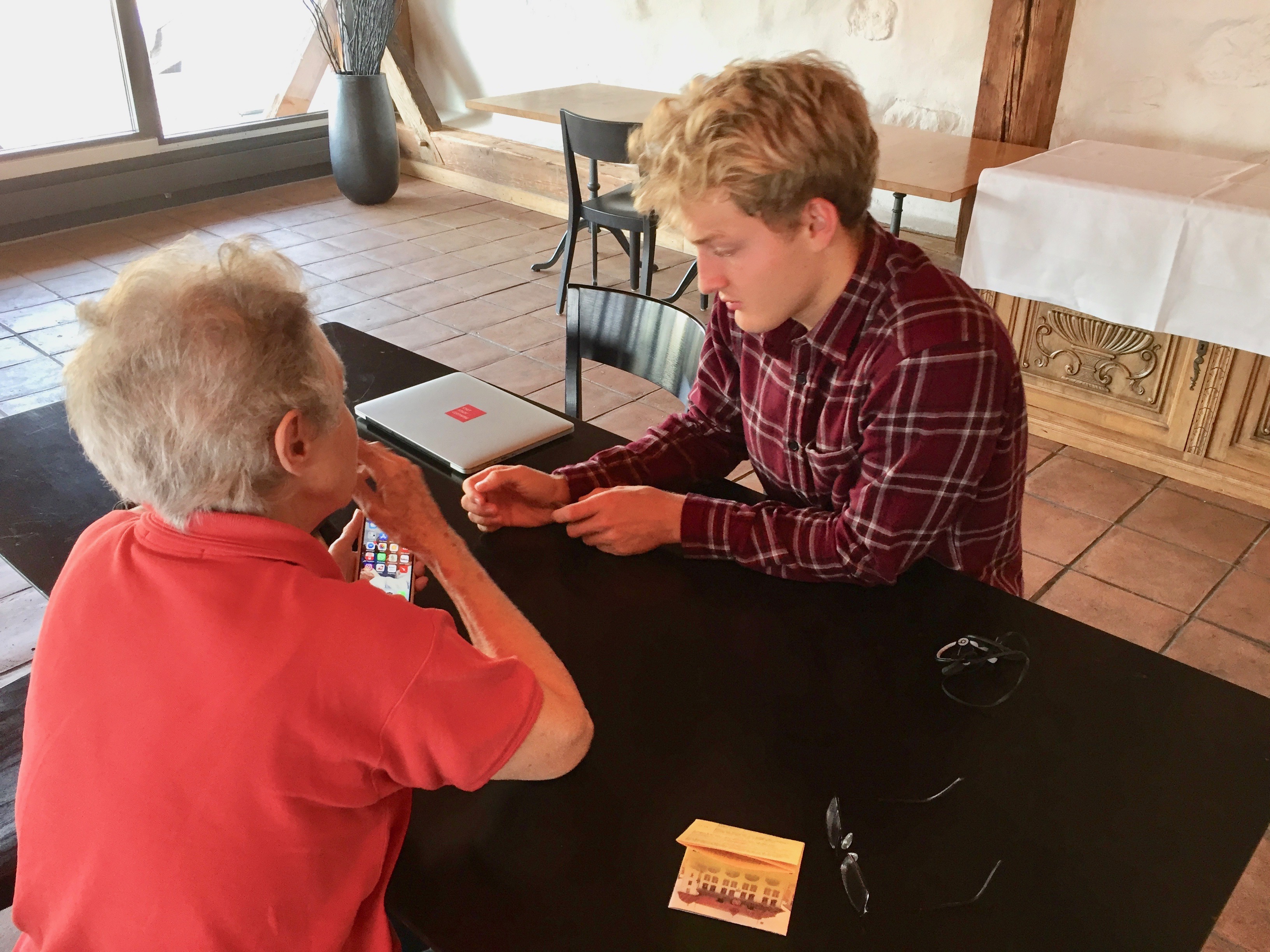 Junge haben 150 älteren Menschen bei ihren Fragen zu Handy, Tablet und Co. geholfen