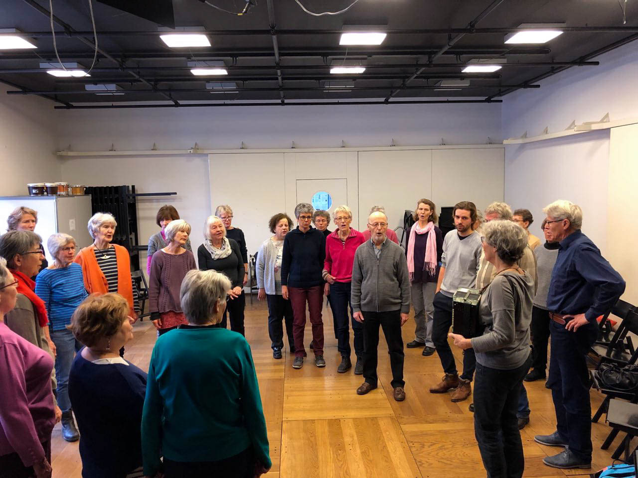 Gemeinsam Singen – viele Menschen waren beim UND-Event mit Eva Klaus dabei