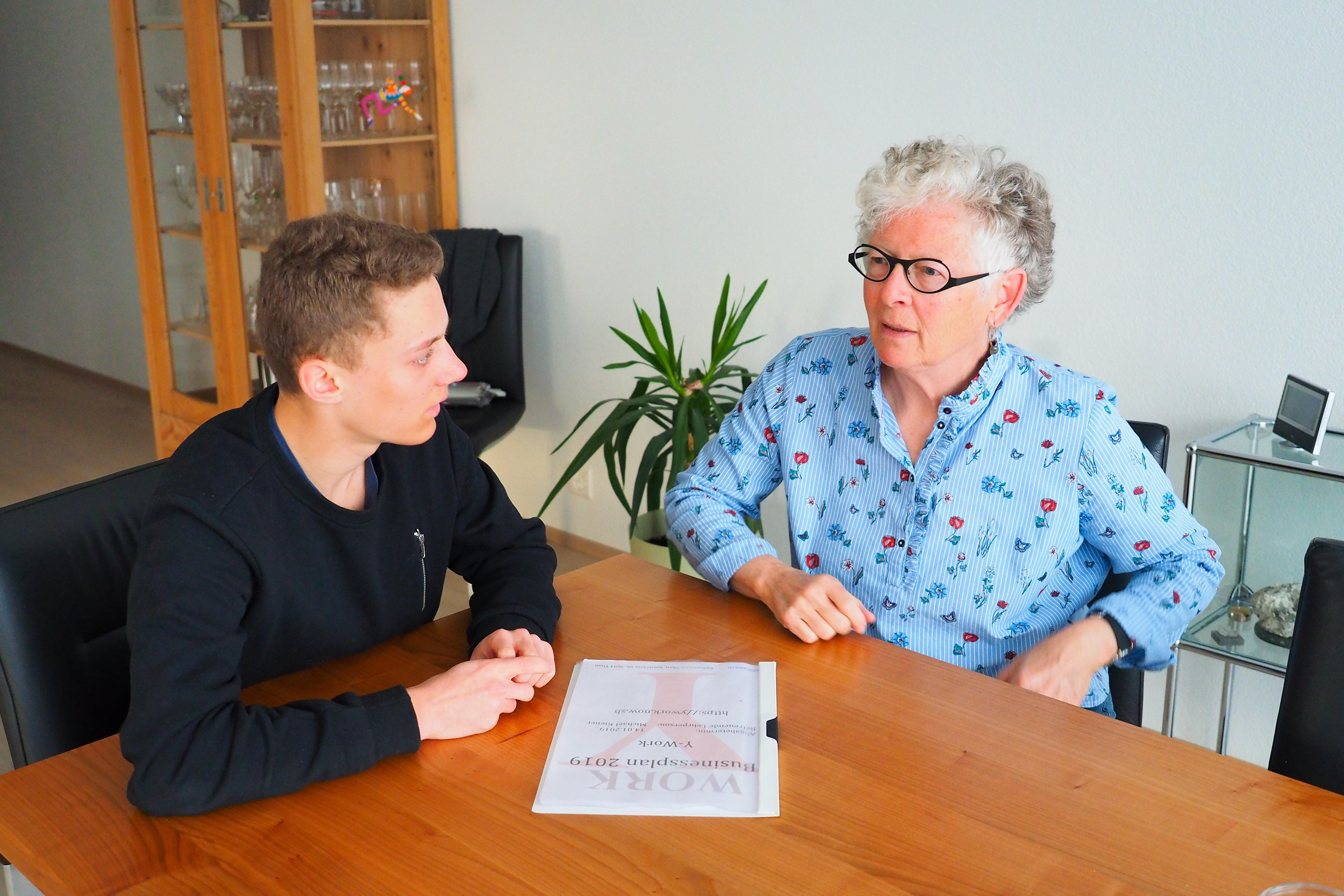 Junges Firmenabenteuer: Gartenarbeit für Gutscheine