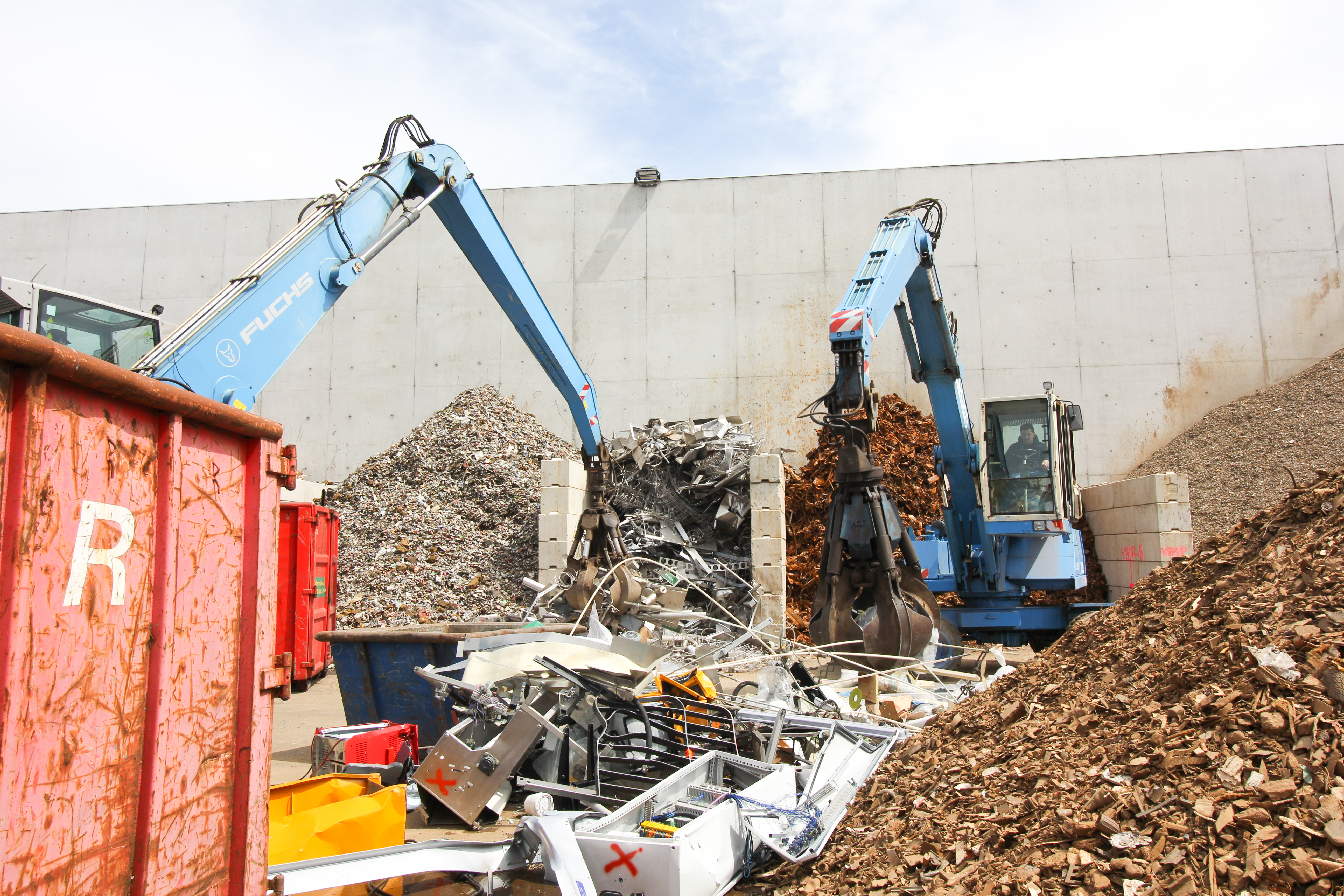 Zwischen Bergen aus Eisen und Elektroschrott