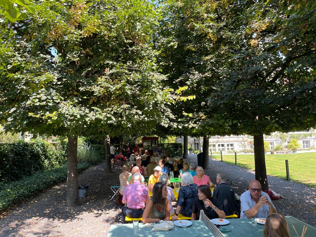 Nach der Arbeit das Vergnügen: HelferInnen des Generationenfestival schwelgen in Erinnerungen