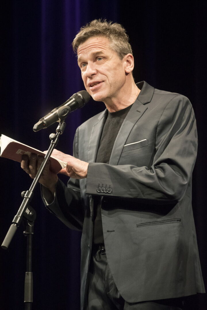 «Hüener lache angers» – Spoken Word und Geschichten mit Guy Krneta